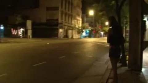 Hermosa Prostituta ladyboy Atiende Un Cliente