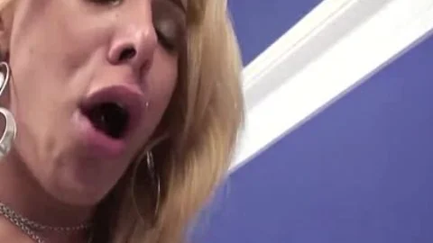 blonde TS Walkiria Drumond bonks A concupiscent girl And Cums On Her meatballs