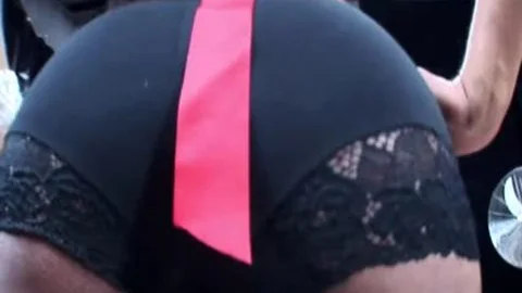 Leona Feeling big And powerful