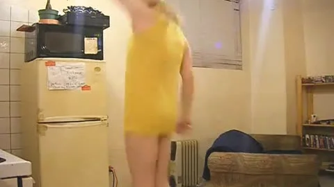 Sthis manmale dressED IN YELLOW